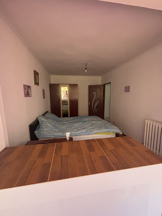 De vânzare apartament compus din  - 3 camere  - balcon închis complet  - bucătărie închisă  - centrala proprie ( gaz ) - semi mobilat  Info 0732871708