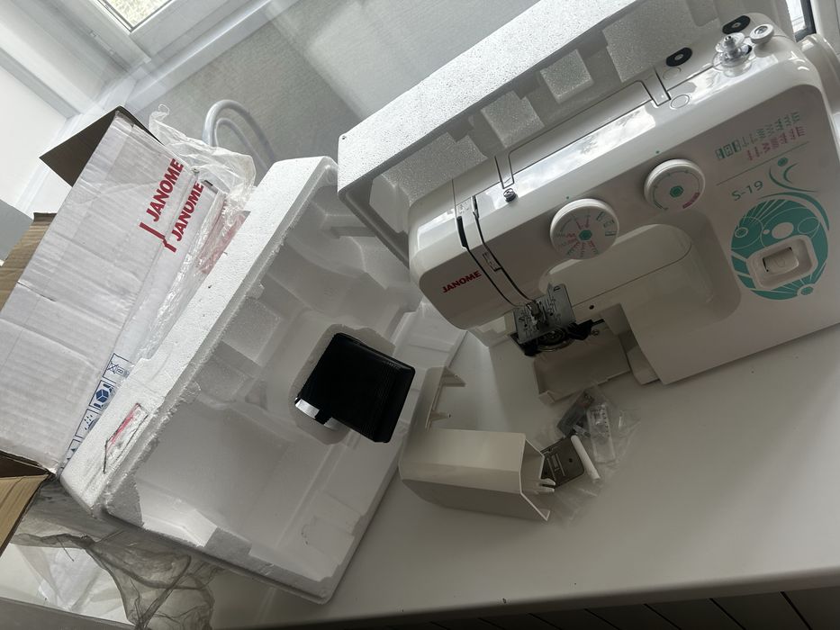 Продам швейную машинку Janome