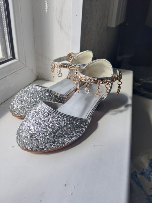 Блестящие туфли для девочек