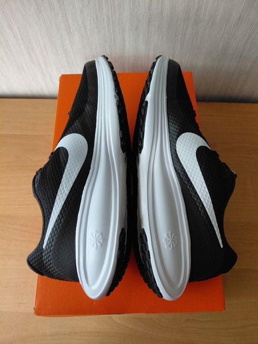 Дамски маратонки W Nike Revolution 8