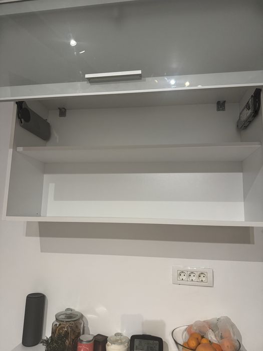 Dulap suspendat pentru pahare