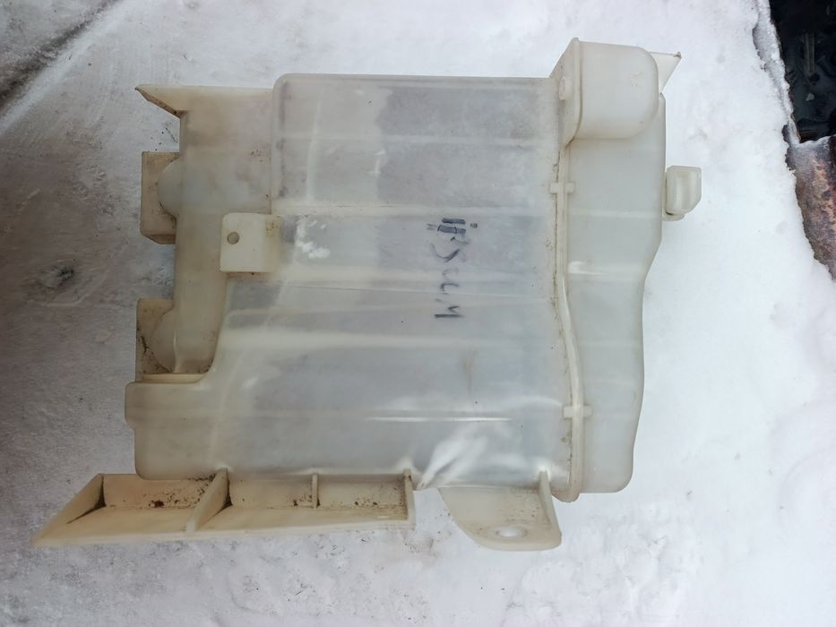 Бачек омывателя Тойота Ипсум Toyota Ipsum