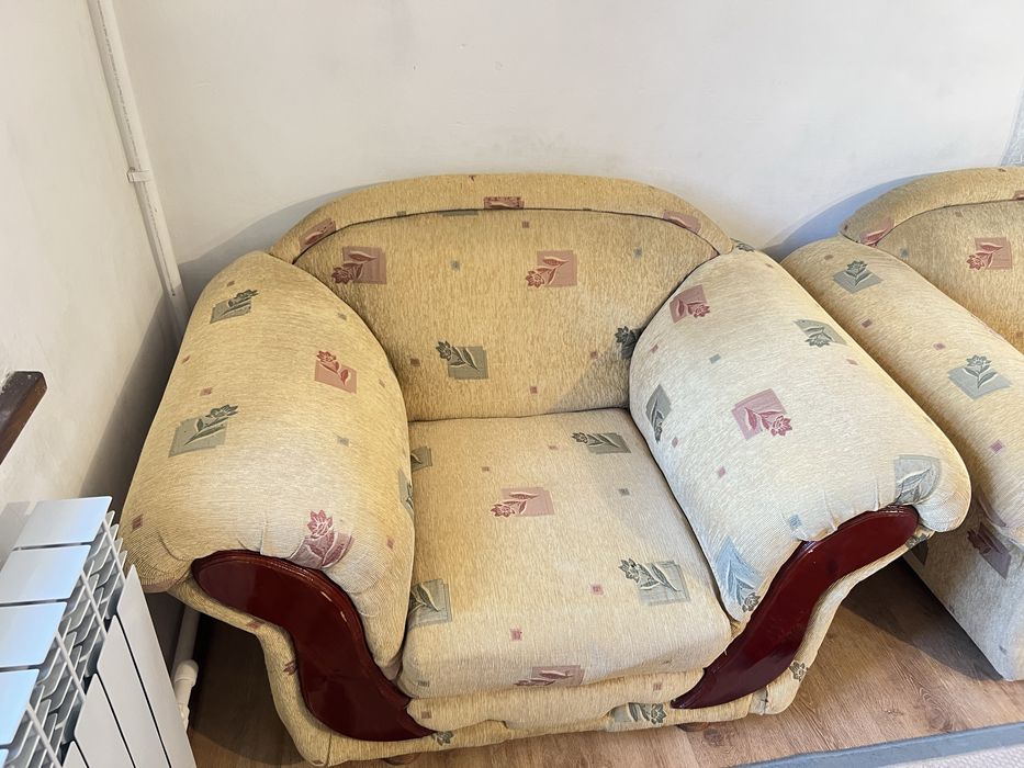 Стол  диван  для гостинной