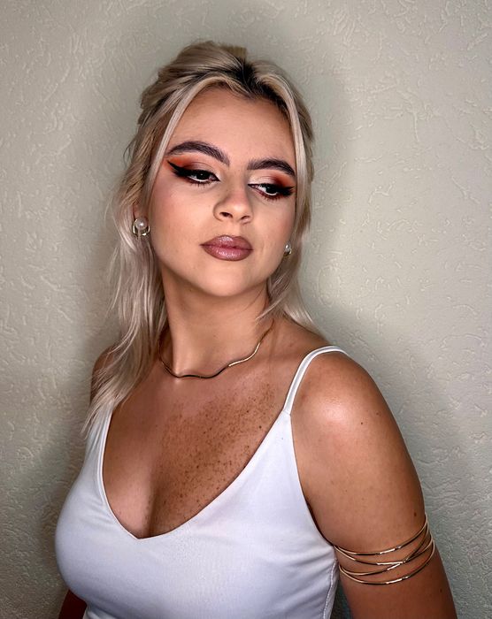 Ofer servicii de machiaj profesional în Rm.  Vâlcea