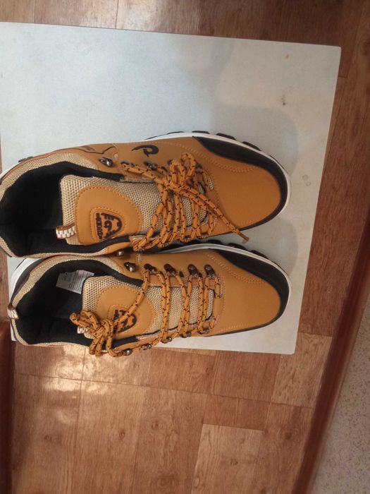 Трекинговые кроссовки для похода