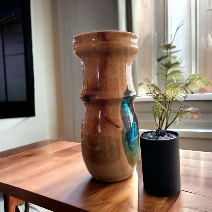 Уникални ръчно изработени вази от дърво и епоксидна смола