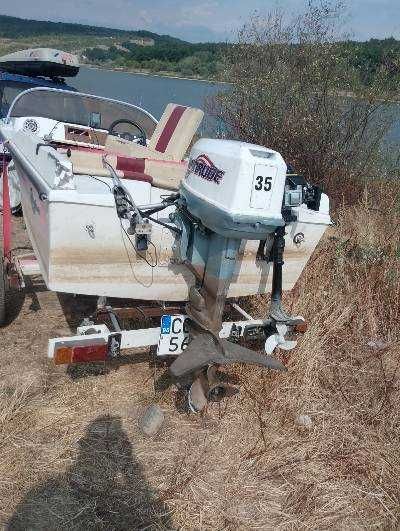 Моторна лодка с колесник и надуваем атракцион