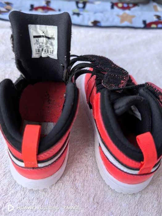 Обувки за момче 26 номер nike air Jordan и adidas terex gore tex