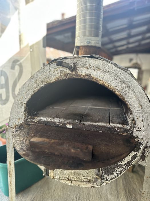 Cuptor pe lemne pentru pâine și pizza, pe picioare, cu vatră din șamotă