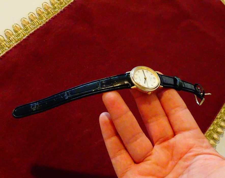 Continental швейцарски ръчен часовник,перфектен.