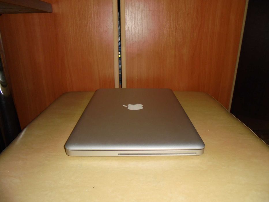 Apple MacBook Air 13-inch,8GB,DD3,2,4-Ghz.Pret-700 Lei .