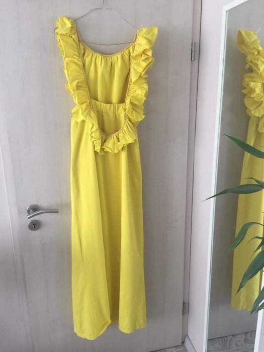 Дълга рокля, ластик на талията, отворена отстрани, гол гръб