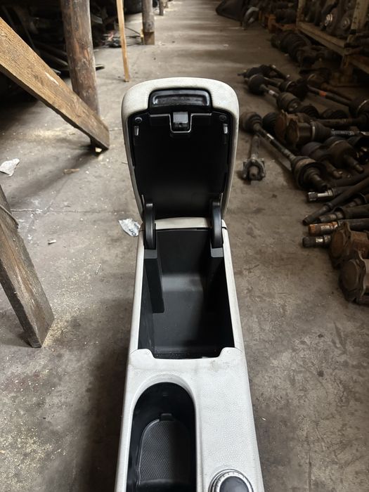 Подлакътник Mercedes CLA