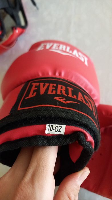 Боксёрские перчатки, шлем
