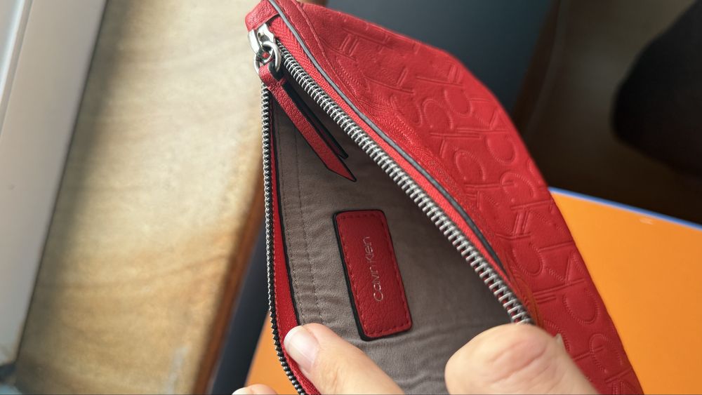 Червена чанта Calvin Klein