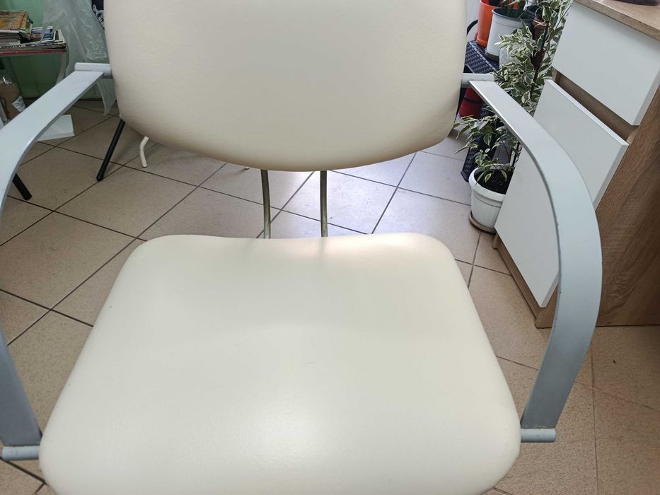 Продавам  фризьорски бежов стол  за работа