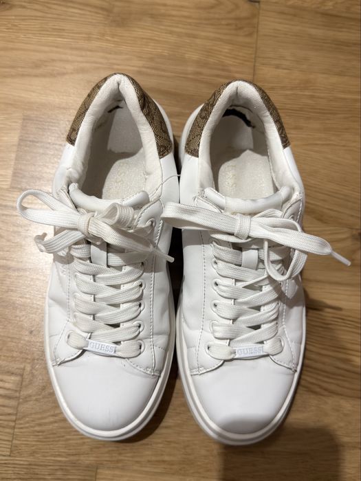 Продавам обувки на Guess