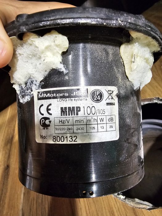 Черен вентилатор за баня ф100