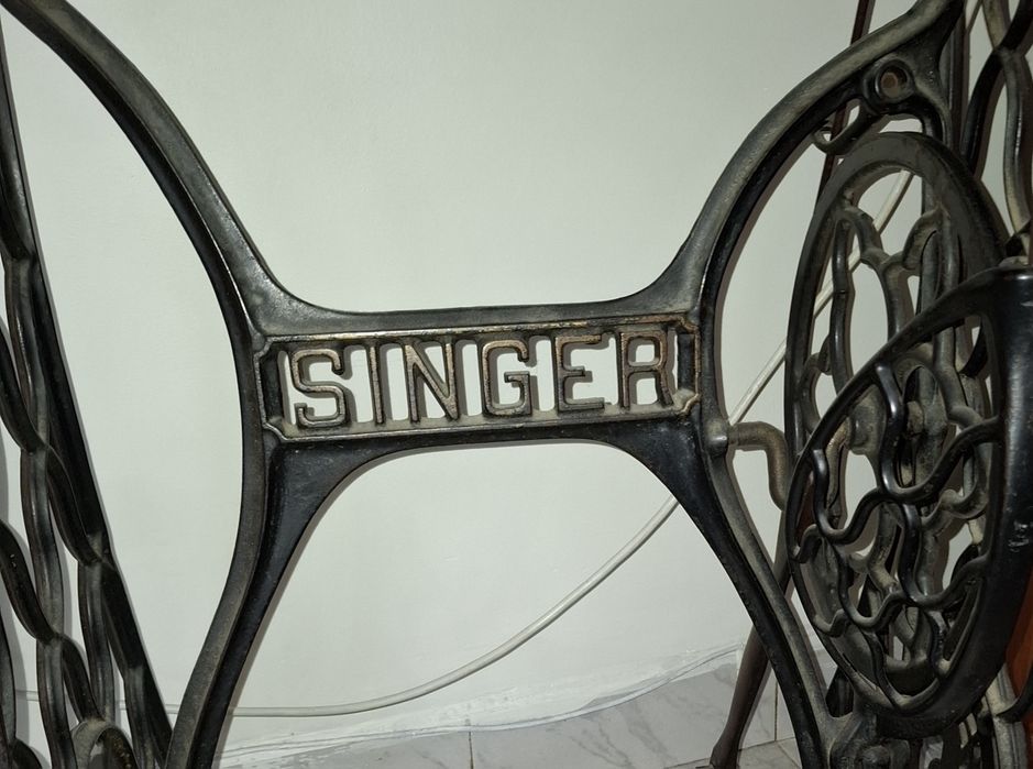 Singer Model 28 (1904 г.) – Работеща ретро шевна машина с оригинален шкаф и чугунена стойка