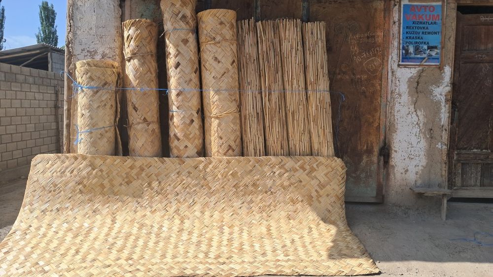 Tom lomboziga qamish maxsulotlari kafe devorlariga chiy va boyralar bo