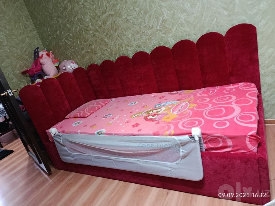 Кровать красного цвета