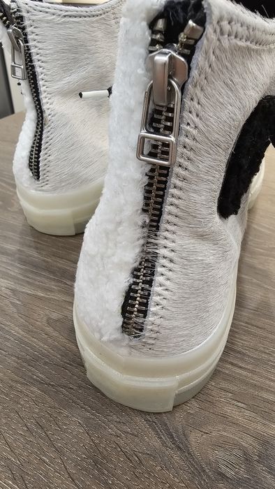 Converse noi cu eticheta