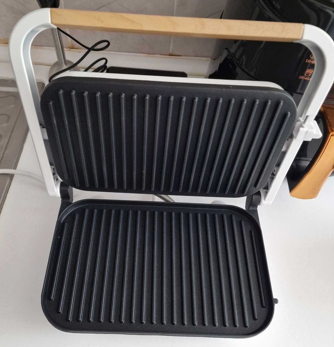 Grill electric nou la Oferta 50 lei