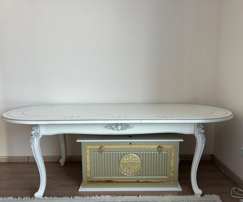 Стол в зал качественный