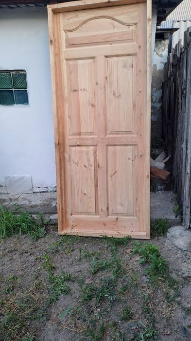 Продам деревянную дверь