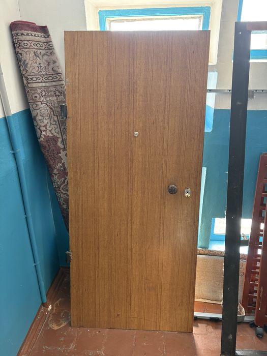 Железная дверь…..