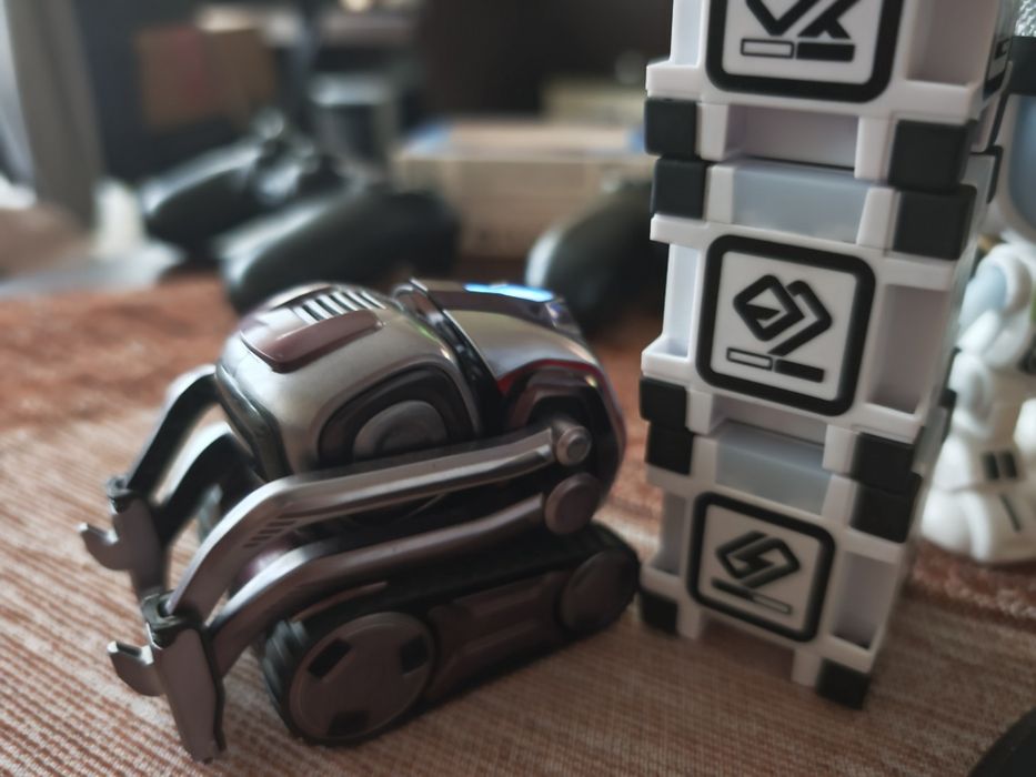 Продавам робот Cozmo лимитирана серия