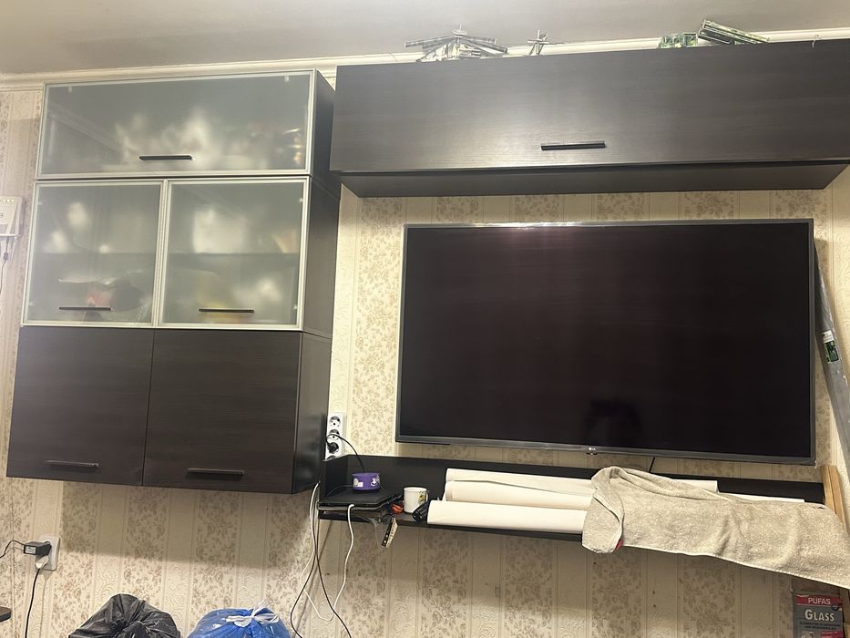 Навесные шкафы и тумба под телевизор