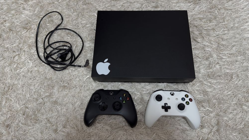 Vand Consola Microsoft Xbox One X ,1TB ,4K + 2 Controllere