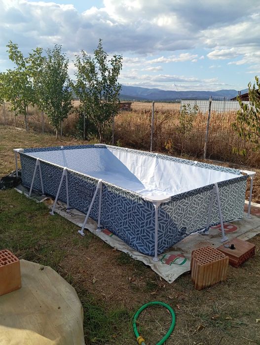 Vând piscină nouă