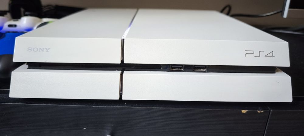 Playstation 4 Slim 2TB + 2 джойстика