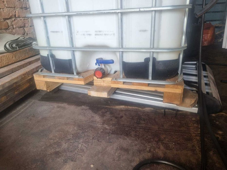 Ёмкость еврокуб 1000 литров.