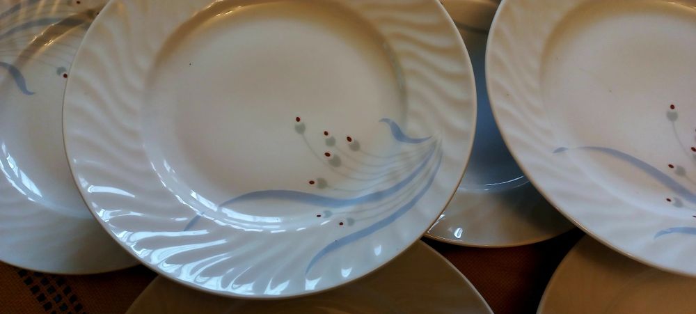 Супник, сосиера и чинии