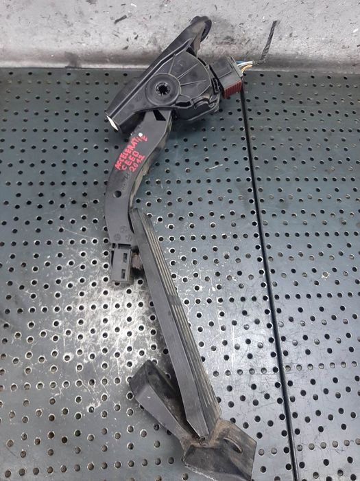 pedala acceleratie  kia ceed 2  1.7 crdi  32700a6100