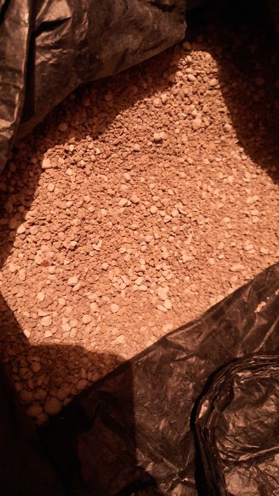 Наполнитель комкующиися и впитывающиися