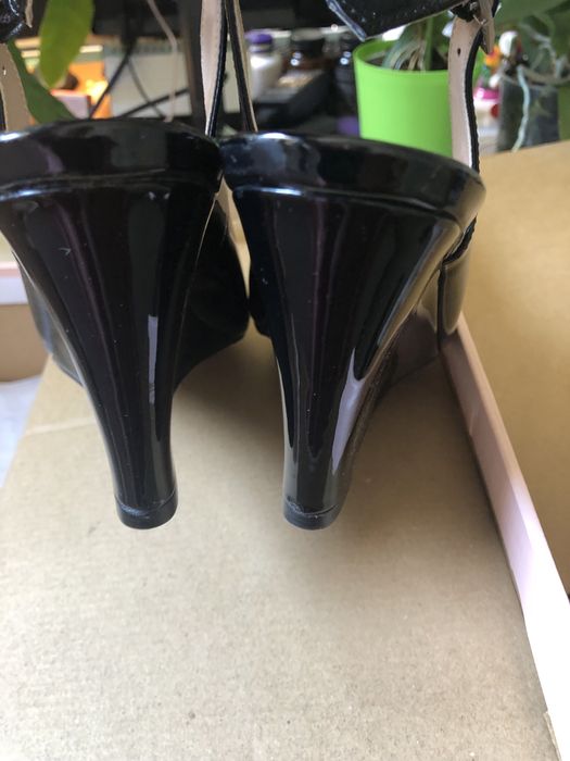 Pantofi decupati negri, de lac, 36 ingust