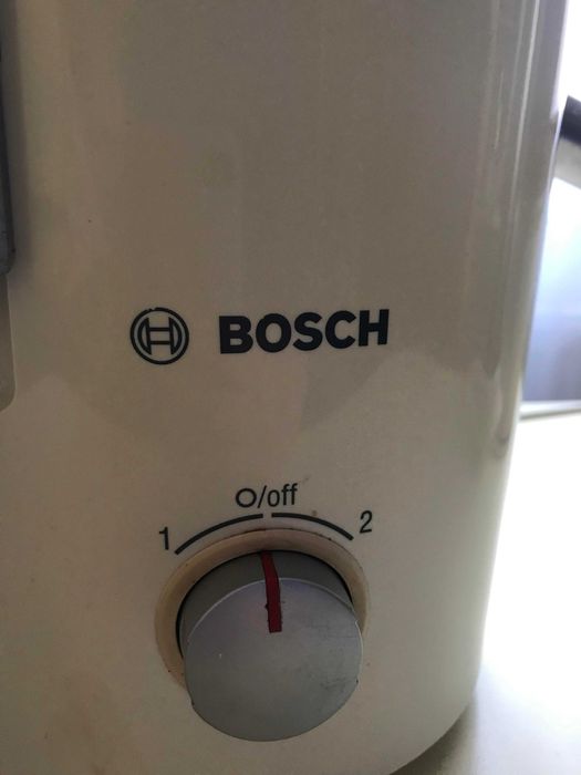 Storcator de fructe si legume Bosch 700 W