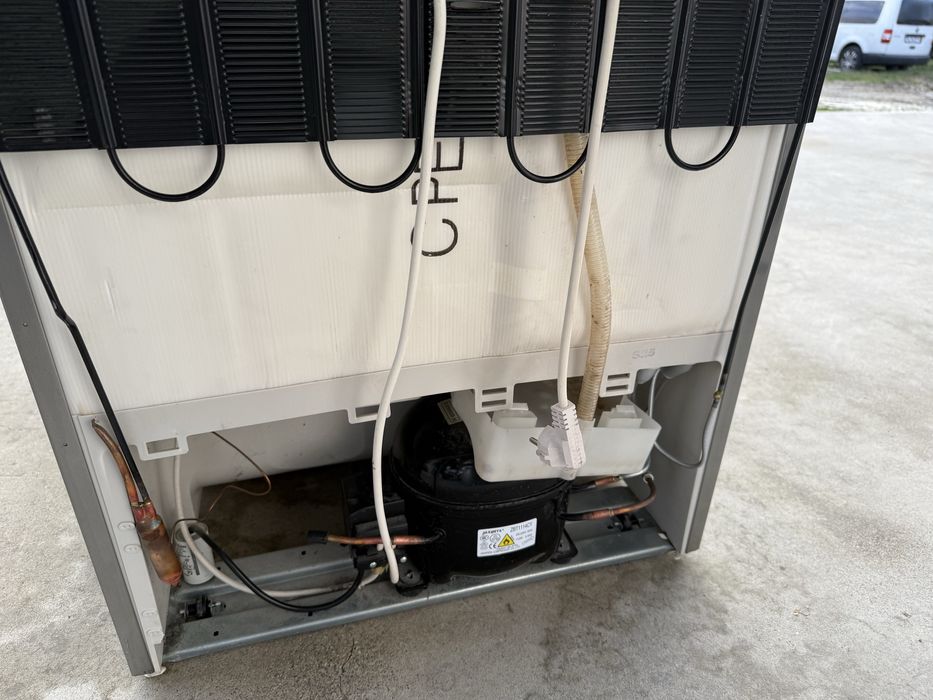 Хладилник с фризер Индезит 189 см