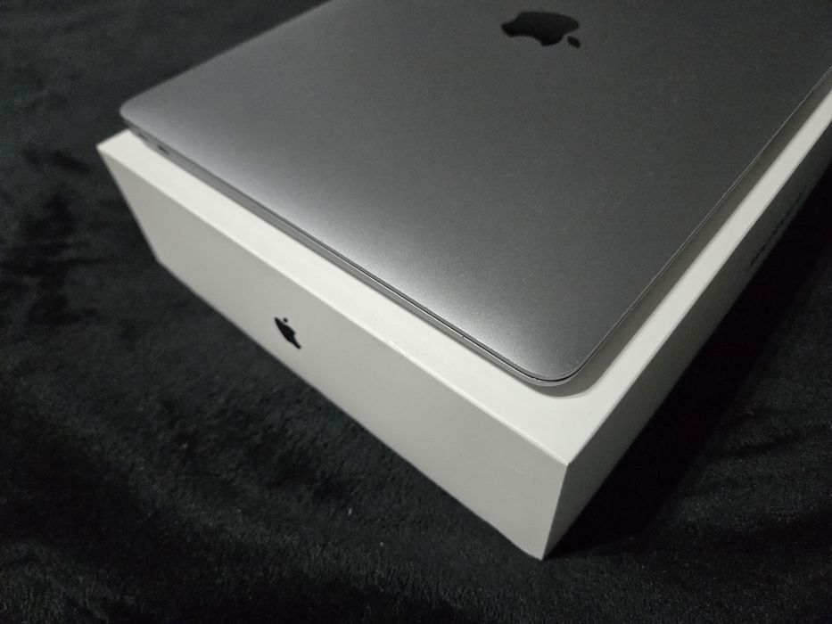 MackBook air  M1  8GB RAM, 512GB SSD