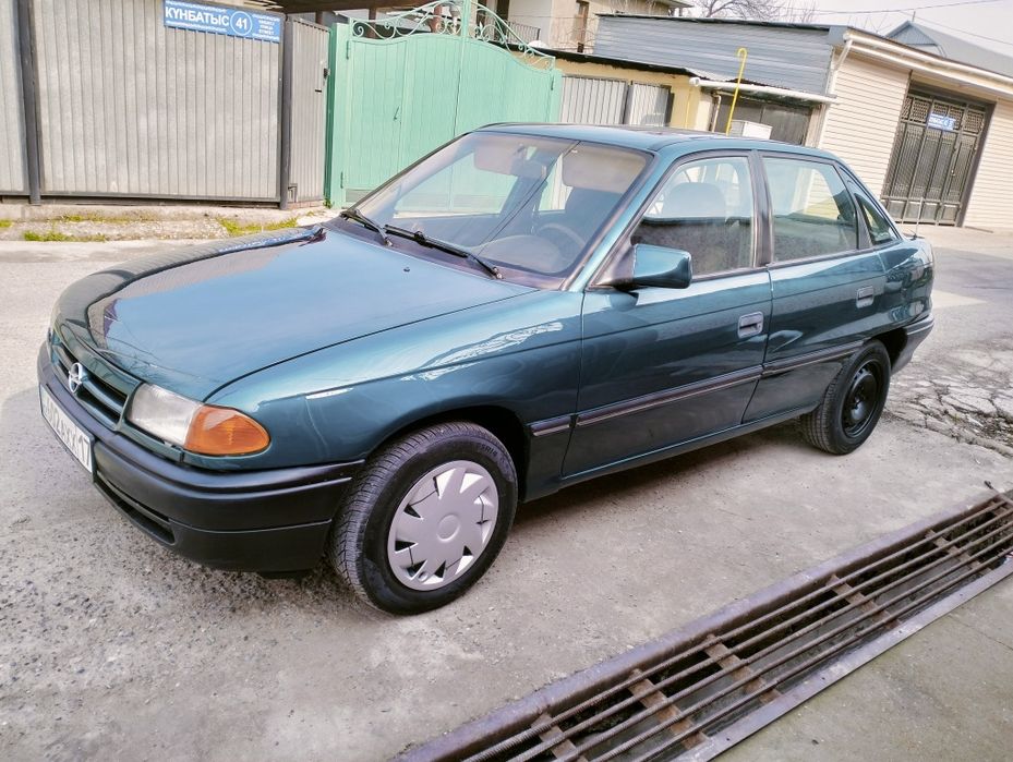 Продам автомобиль Опель астра сидан