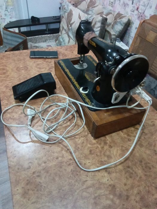 Продам швейную машинку