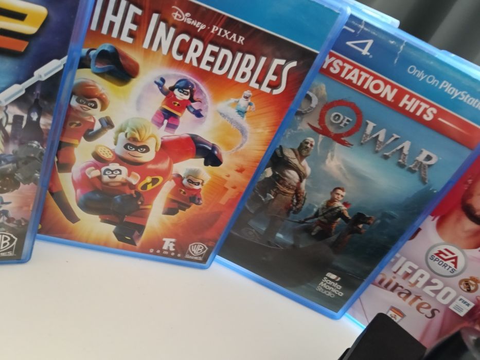 PS 4 pro 4k 1tb 2 manete și 14 jocuri impecabil