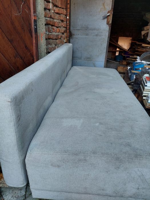 Диван с място за съхранение под седалката