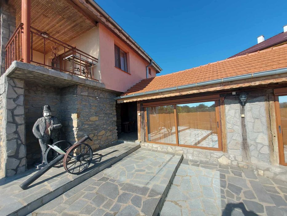 Двуетажна къща, с. Момино