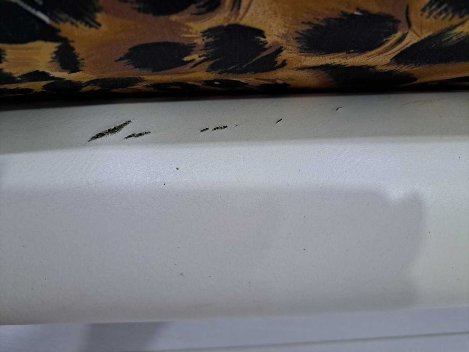 Бяла кожена спалня с матрак