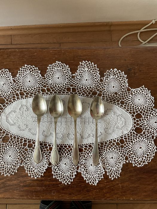 Cizme piele culoare negru,cleste,sita,telecomanda,lingurite,farfuri